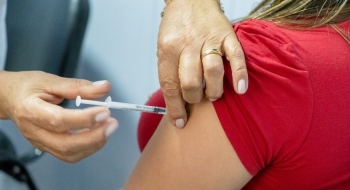 Governo de Goiás convoca população a atualizar vacinas contra Covid-19 antes do Carnaval